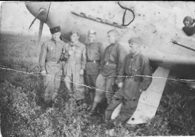 6 иап (149 гиап). 9 мая 1945 года. Капитан Дында, Берцевских, Гилев М.С., Бегоутов, Темляков и самолет Як-3.