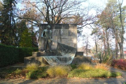Памятник «Знаменосец», созданный Йоханнесом Фридрихом Рогге: Германия, земля Саксония, Дрезден округ, г. Дрезден, ул. Мариеналлея, гарнизонное кладбище Советской Армии.