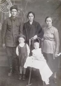 Лапухин Петр Алексеевич в форме работника ж/д. с женой (справа) и маленькими детьми
