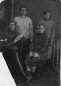 Лапухин Петр Алексеевич с женой (сидит, справа) Лапухной (Худяковой) Анной Ивановной