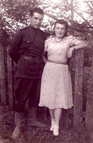 Август 1944 г. Г. Львов. Гвардии подполковник МИРЛИН Г. О. с женой Еленой.