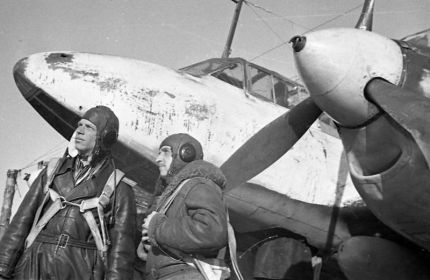 15 орап. Апрель, 1944 год. Летчики-разведчики лейтенант И.В. Никитин и ст.лейтенант С.В. Жегалов, 44 аэ полка.