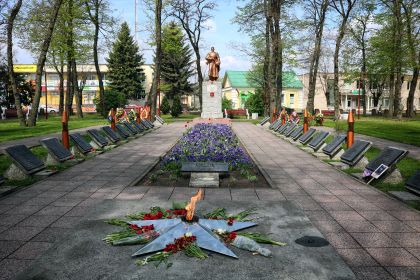 Братская могила в Комсомольском сквере в г.Береза. Фото 08.05.2022 г.