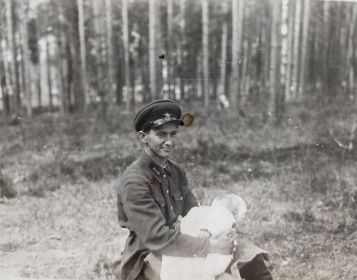 Старший батальонный комиссар (подполковник) ГРИНБЕРГ Л. Х. с сыном Эдиком.