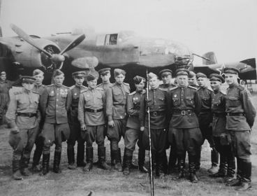 15 гв. бап "Авиаторы у самолета B25 (Благодарность за фотографию - Светлане Смольниковой.)".