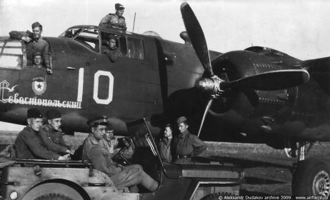 15 гв. бап “26.08.1944 г. Авиаторы у самолета В-25 б/н 10.”.