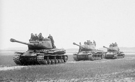 Тяжелые танки ИС-2 (Иосиф Сталин)