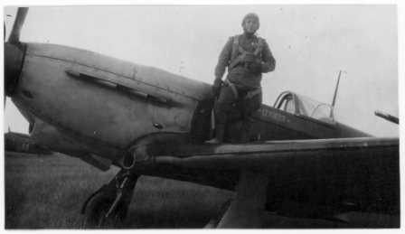 31 гиап (273 иап). 1943 г. Гвардии старший лейтенант Морозов Фотий Яковлевич и его самолет с надписью «Фотя».