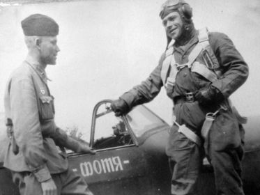 31 гиап (273 иап). 1943 г. В. Козлов и Герой Советского Союза Фотий Морозов на плоскости истребителя с надписью «Фотя».