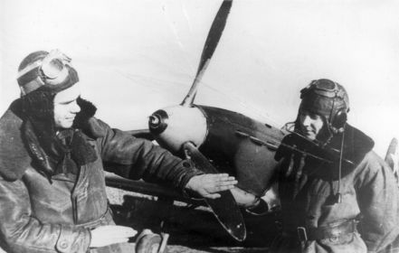 31 гиап (273 иап). 1943 г. Алексей Михайлович Решетов со своим ведомым Николаем Сальниковым у самолёта Як-1.