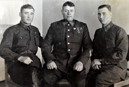 Генерал - лейтенант КОСТЕНКО ФЁДОР ЯКОВЛЕВИЧ (22.02.1896 - 26.05.1942) с адъютантами: майором ГАВРИЛИНЫМ АЛЕКСЕЕМ ИЛЬИЧОМ (30.03.1914 - ?; слева), капитаном ПЕТРОВИЧЕМ ВАСИЛИЕМ ИВАНОВИЧЕМ (28