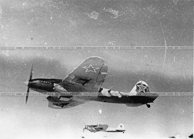 174 шап. Зима 1941 - 1942 гг. Камуфлированный Ил-2 с номером 7.