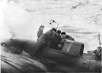 15 гв. шап (174 шап). Зима 1942 - 1945 гг. Комполка майор Свитенко в кабине Ил-2 с турельным пулемётом ШКАС.