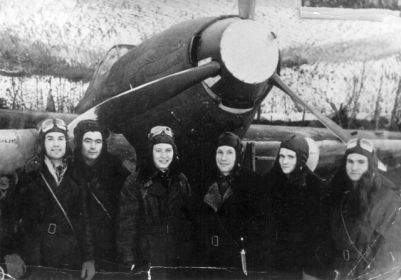 15 гв. шап (174 шап). Лётчики эскадрилии Манохина Александра Николаевича под Ленинградом на фоне одноместного Ил-2.