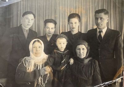 Самый крайний Справа ее муж Абдразаков мунир Мансурович а справа сидит ее мама Кузяева Зуляйха гельмановна,а сама Роза Мухаммедовна стоит слева от своего мужа