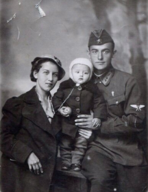 г. Одесса. Старший лейтенант БАГРАШ М. А. с семьёй.