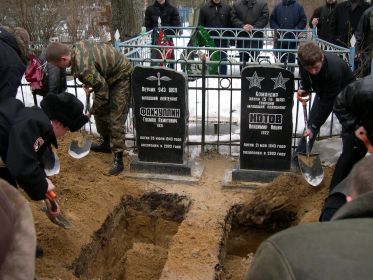 20.03.2004 г. Захоронение, найденного поисковиками, гвардии младшего лейтенанта КОТОВА В. И. (23.09.1922 - 21.05.1943): РОССИЯ, Ленинградская область, Кировский район, г. Кировск, кладбище "Марьино", индивидуальная могила.