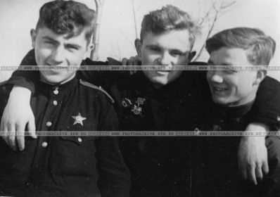 Гвардии младший лейтенант КОТОВ В. И. (23.09.1922 - 21.05.1943) с однополчанами. Справа (предположительно) воздушный стрелок гвардии старшина БЕКЕТОВ А. П. (1920 - 21.05.1943).