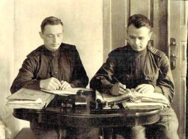 Алексеев Александр Дмитриевич справа