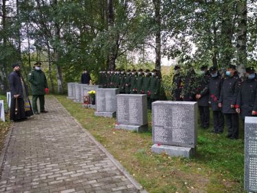 Мемориал: РОССИЯ, Ленинградская область, Всеволожский район, станция Ладожское Озеро, Ладожский курган - Братская могила.