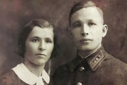 Старший лейтенант ТЕПЛОВ А. П. с женой Александрой Николаевной.