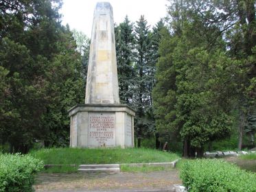 Обелиск советским воинам в мемориале - кладбище воинов Советской Армии им. М. И. Кутузова: ПОЛЬША, Нижнесилезское воеводство, повят Болеславецкий, г. Болеславец, ул. 2 Армии Войска Польского.