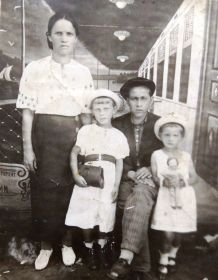 Цомкалов Сергей Фёдорович его жена Анна и дети Валя (с ридикюлем родная бабушка Марины Зацепиной) и Нина