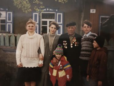 Дедушка с внучками Александрой и Ольгой и внуком Сергеем и правнучкой Мариной