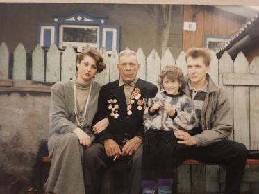 в гостях у дедушки старшая внучка Ольга с мужем Юрием и дочкой Мариной