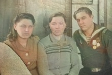 Терёшин А.И. с мамой Анастасией Ефимовной и сестрой Раисой,1950 г.