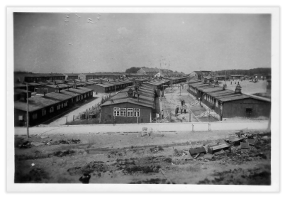 Концентрационный лагерь Бухенвальд: Вид со сторожевой вышки № 3: с правой стороны на переднем плане – блок № 1, в середине – блок № 7, слева – блок № 13.