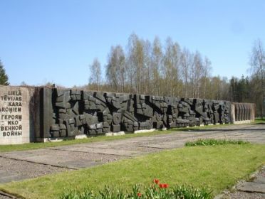 Барельеф на главной мемориальной стене. Фото: Александр Ржавин, апрель 2008 года.