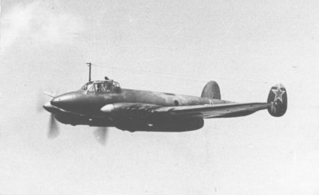 Советский пикирующий бомбардировщик Пе-2, материальная часть 118 отдельной дальне - разведывательной авиационной Краснознамённой эскадрильи.