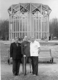 Николай Иванович стоит слева