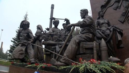 Памятник труженикам тыла ( г.Уфа) - самый большой мемориал в России.  Справа - швея с шинелью на руках.