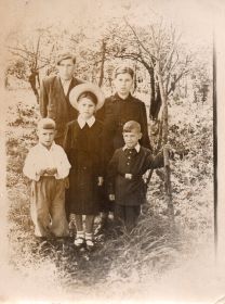 Семейный портрет Егоровых. На фото Николай Иванович со своей женой и детьми