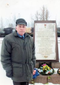Константин Оскарович у памятника который поставлен в честь его матери , Анастасии Бисениек