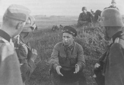 Политрук (старший лейтенант) ДЕРГУНОВ И. А. на допросе. Расстрелян 22.06.1941 года.