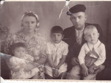 Семья Резвых(Леонид Степанович, жена Екатерина , дети - Люба,Зоя,Анатолий).
