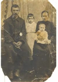 Семья Резвых Леонида ( отец Степан Андреевич, сестра Анфиса, мама Александра Ивановна с Леонидом на руках)