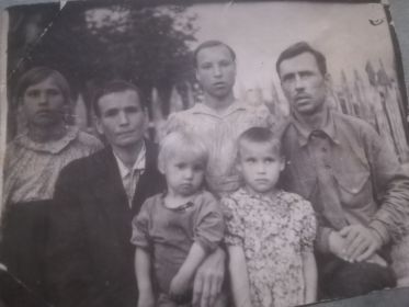 Семья 1951г.(сл. дТоня,женаДаша,д.Валя, Ефим,д.Рая,д.Лида).