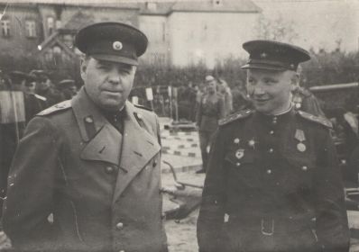 Деев Иван Борисович с маршалом А.М. Василевским, во время вручения второго ордена «Красной звезды». Апрель 1945 года, г. Кёнигсберг