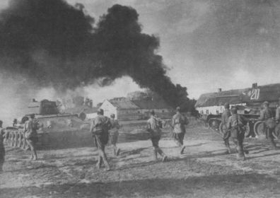 Советская пехота атакует противника при поддержке танков Т-34 из 22-й танковой бригады. Воронежский фронт.