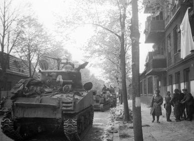 Танк М4А2(76)W «Шерман»219-й танковой бригады 1-го механизированного корпуса 2-й гвардейской армии 1-го Белорусского фронта на улице Берлина. На дальнем плане видна САУ СУ-76.