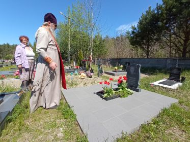 Митрофорный протоиерей Иосиф Ильницкий служит литию на могиле Чиркина Александра Петровича