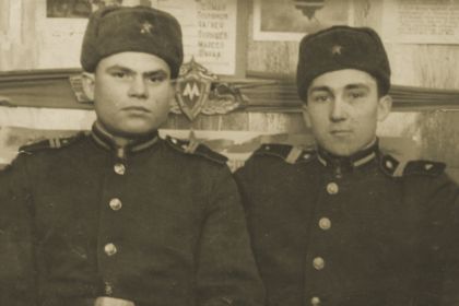 Чиркин Александр Петрович (слева) с армейским товарищем