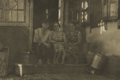 Александр Петрович (слева) с членами семьи