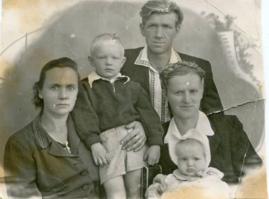 1957 год.  Алисенок М.П. (теща),  Владимир (сын), Андреев А.Е., Инесса (жена), Наталья(дочь).