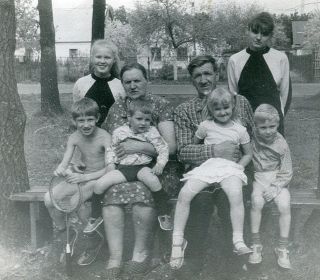 1989 год Александр Емельянович с женой Инессой Константиновной и внуками : стоят Елена и Ольга, сидят Андрей, Вадим, Любовь, Константин.