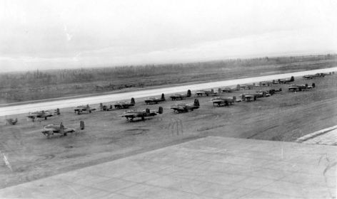 Бомбардировщики В-25, А-20 «Бостон» и истребители Р-39, приготовленные к поставке в Советский Союз по ленд-лизу, выстроены вдоль взлетно-посадочной базы ВВС США Ladd Field на Аляске.